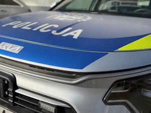 Na zdjęciu widać przód policyjnego radiowozu.