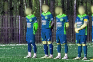 Na zdjęciu widać stojących na murawie piłkarzy.