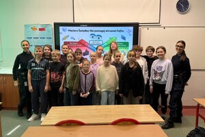 Na zdjęciu widać policjantki oraz uczniów w sali lekcyjnej.