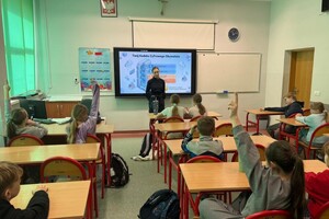 Na zdjęciu widać policjantki oraz uczniów w sali lekcyjnej.