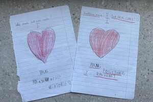 Na zdjęciu widać przygotowane laurki dla policjantek.