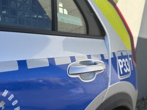 Na zdjęciu widać bok radiowozu.