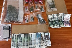 Na zdjęciu widać zabezpieczone zabronione substancje oraz pieniądze.