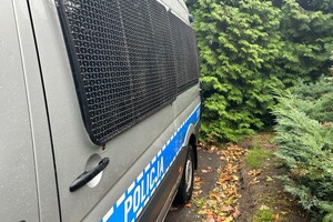 Na zdjęciu widać bok policyjnego radiowozu.