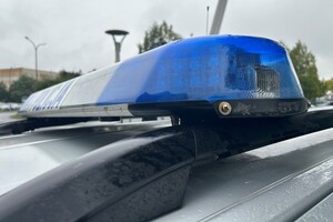 Na zdjęciu widać dach policyjnego radiowozu.