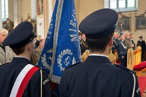 Na zdjęciu widać przebieg  uroczystości odsłonięcia tablicy upamiętniającej policjantów II Rzeczypospolitej – ofiary Zbrodni Katyńskiej.