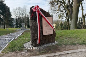 Na zdjęciu widać przebieg  uroczystości odsłonięcia tablicy upamiętniającej policjantów II Rzeczypospolitej – ofiary Zbrodni Katyńskiej.