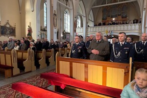 Na zdjęciu widać przebieg  uroczystości odsłonięcia tablicy upamiętniającej policjantów II Rzeczypospolitej – ofiary Zbrodni Katyńskiej.