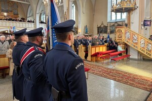 Na zdjęciu widać przebieg  uroczystości odsłonięcia tablicy upamiętniającej policjantów II Rzeczypospolitej – ofiary Zbrodni Katyńskiej.