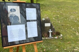 Na zdjęciu widać przebieg  uroczystości odsłonięcia tablicy upamiętniającej policjantów II Rzeczypospolitej – ofiary Zbrodni Katyńskiej.