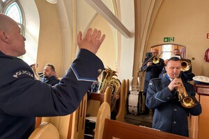 Na zdjęciu widać przebieg  uroczystości odsłonięcia tablicy upamiętniającej policjantów II Rzeczypospolitej – ofiary Zbrodni Katyńskiej.