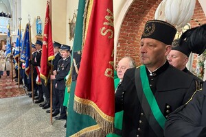 Na zdjęciu widać przebieg  uroczystości odsłonięcia tablicy upamiętniającej policjantów II Rzeczypospolitej – ofiary Zbrodni Katyńskiej.