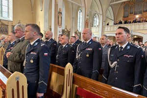 Na zdjęciu widać przebieg  uroczystości odsłonięcia tablicy upamiętniającej policjantów II Rzeczypospolitej – ofiary Zbrodni Katyńskiej.