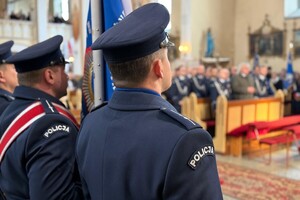 Na zdjęciu widać przebieg  uroczystości odsłonięcia tablicy upamiętniającej policjantów II Rzeczypospolitej – ofiary Zbrodni Katyńskiej.
