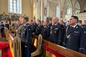 Na zdjęciu widać przebieg  uroczystości odsłonięcia tablicy upamiętniającej policjantów II Rzeczypospolitej – ofiary Zbrodni Katyńskiej.