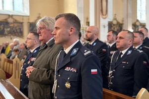 Na zdjęciu widać przebieg  uroczystości odsłonięcia tablicy upamiętniającej policjantów II Rzeczypospolitej – ofiary Zbrodni Katyńskiej.