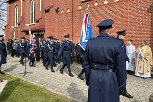 Na zdjęciu widać przebieg  uroczystości odsłonięcia tablicy upamiętniającej policjantów II Rzeczypospolitej – ofiary Zbrodni Katyńskiej.