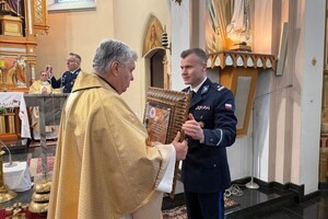 Na zdjęciu widać przebieg  uroczystości odsłonięcia tablicy upamiętniającej policjantów II Rzeczypospolitej – ofiary Zbrodni Katyńskiej.