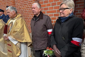 Na zdjęciu widać przebieg  uroczystości odsłonięcia tablicy upamiętniającej policjantów II Rzeczypospolitej – ofiary Zbrodni Katyńskiej.