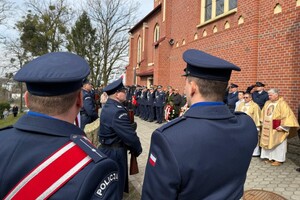 Na zdjęciu widać przebieg  uroczystości odsłonięcia tablicy upamiętniającej policjantów II Rzeczypospolitej – ofiary Zbrodni Katyńskiej.