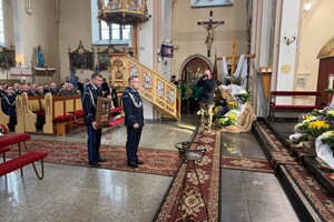 Na zdjęciu widać przebieg  uroczystości odsłonięcia tablicy upamiętniającej policjantów II Rzeczypospolitej – ofiary Zbrodni Katyńskiej.