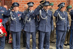 Na zdjęciu widać przebieg  uroczystości odsłonięcia tablicy upamiętniającej policjantów II Rzeczypospolitej – ofiary Zbrodni Katyńskiej.