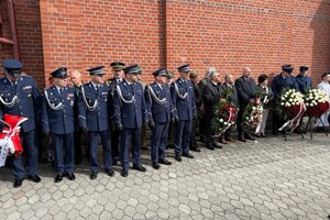 Na zdjęciu widać przebieg  uroczystości odsłonięcia tablicy upamiętniającej policjantów II Rzeczypospolitej – ofiary Zbrodni Katyńskiej.