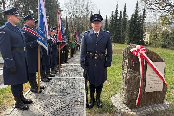 Na zdjęciu widać przebieg  uroczystości odsłonięcia tablicy upamiętniającej policjantów II Rzeczypospolitej – ofiary Zbrodni Katyńskiej.