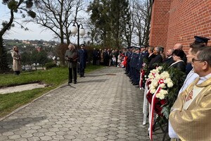 Na zdjęciu widać przebieg  uroczystości odsłonięcia tablicy upamiętniającej policjantów II Rzeczypospolitej – ofiary Zbrodni Katyńskiej.