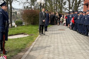 Na zdjęciu widać przebieg  uroczystości odsłonięcia tablicy upamiętniającej policjantów II Rzeczypospolitej – ofiary Zbrodni Katyńskiej.
