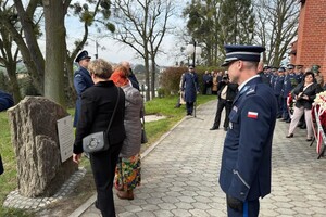 Na zdjęciu widać przebieg  uroczystości odsłonięcia tablicy upamiętniającej policjantów II Rzeczypospolitej – ofiary Zbrodni Katyńskiej.