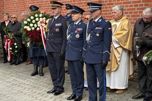 Na zdjęciu widać przebieg  uroczystości odsłonięcia tablicy upamiętniającej policjantów II Rzeczypospolitej – ofiary Zbrodni Katyńskiej.