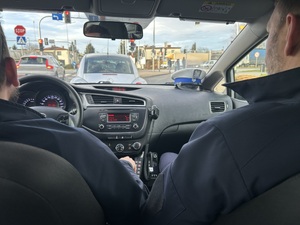 Na zdjęciu widać policjantów w radiowozie.