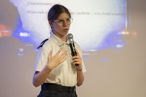 Na zdjęciu widać przebieg debaty, prelegentów i uczestników.