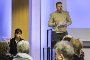 Na zdjęciu widać przebieg debaty, prelegentów i uczestników.