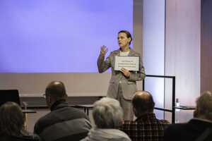 Na zdjęciu widać przebieg debaty, prelegentów i uczestników.