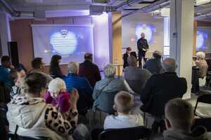 Na zdjęciu widać przebieg debaty, prelegentów i uczestników.