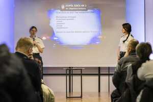 Na zdjęciu widać przebieg debaty, prelegentów i uczestników.