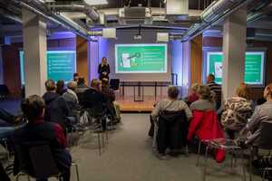 Na zdjęciu widać przebieg debaty, prelegentów i uczestników.