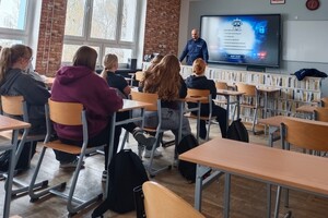 Na zdjęciu widać policjanta oraz uczniów w trakcie zajęć.
