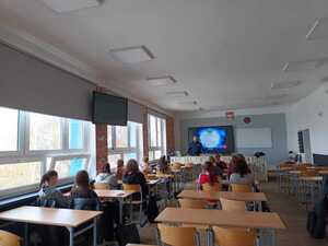 Na zdjęciu widać policjanta oraz uczniów w trakcie zajęć.