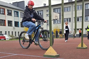 Na zdjęciu widać przebieg turnieju bezpieczeństwa ruchu drogowego.