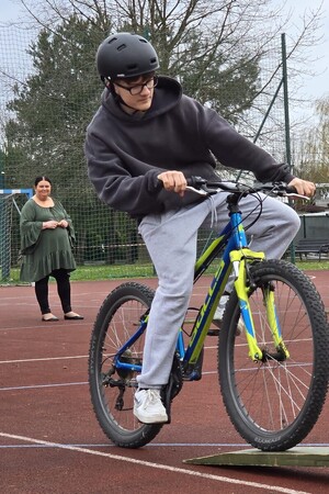 Na zdjęciu widać przebieg turnieju bezpieczeństwa ruchu drogowego.