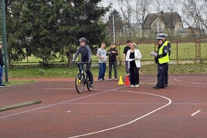 Na zdjęciu widać przebieg turnieju bezpieczeństwa ruchu drogowego.