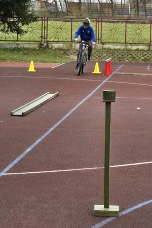 Na zdjęciu widać przebieg turnieju bezpieczeństwa ruchu drogowego.