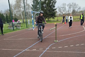 Na zdjęciu widać przebieg turnieju bezpieczeństwa ruchu drogowego.