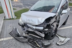 Na zdjęciu widać uszkodzony samochód.