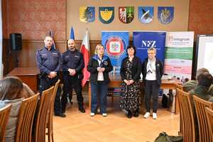 Na zdjęciach widać policjantów oraz przedstawicielki pozostałych służb podczas przeprowadzanych zajęć.