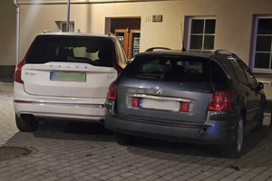 Na miejscu widać miejsce zdarzenia drogowego i uszkodzone pojazdy.