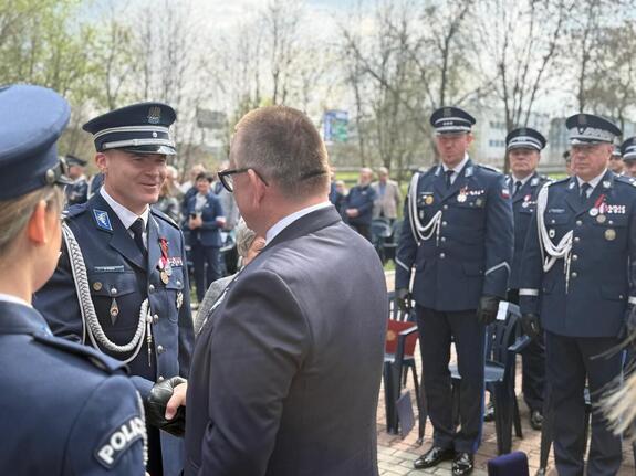 Na zdjęciu widać policjantów w trakcie uroczystości.